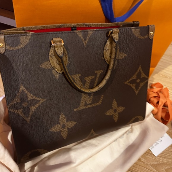 LV ON THE GO MM bag. Very new! Never used - Picture 3 of 7